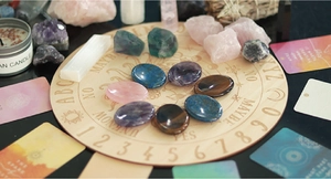 Planche de divination en bois avec huit cristaux polis et décor de tarot mystique