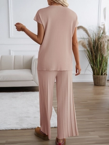 Rückansicht eines stilvollen rosa Stricksets mit Kurzarm-Oberteil und plissierter Hose