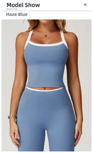 Détail de l'ensemble de yoga bleu brume extensible avec bordures blanches élégantes
