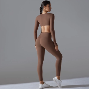 Rückansicht des kaffeebraunen Yoga-Sets mit Leggings und langärmeligem bauchfreiem Oberteil