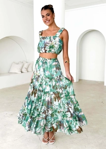 Détail d'un ensemble deux pièces floral vert avec haut court et jupe longue taille haute