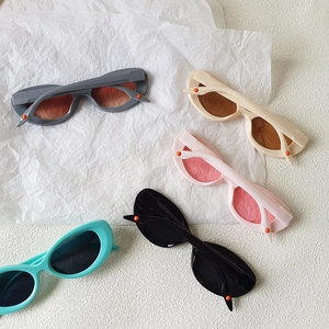 Retro cat-eye sunglasses for men and women with colorful oval frames and UV protection