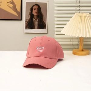 Cappellino da baseball in cotone rosa con ricamo MUST 1972 bianco e visiera