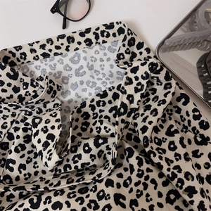 Dettaglio della texture del tessuto leopardato e del materiale in tela intrecciata di qualità