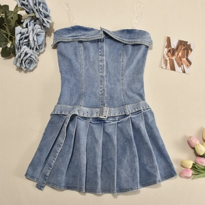 Flachbild eines blauen Denim-Minikleids mit Faltenrock und schickem Metallgürtel