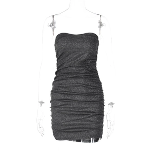Détail du tissu noir scintillant et de la texture froncée sur une robe bustier moulante