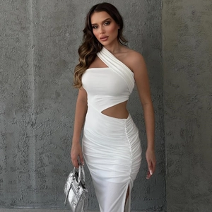 Détail de la robe blanche asymétrique froncée avec découpe latérale et fente élégante
