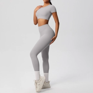 Détail de l'ensemble de yoga extensible avec haut à manches courtes et legging