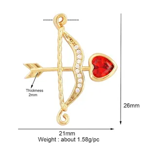 Pendentif flèche de Cupidon doré avec micro-pavage de cristaux et pierre cœur rouge