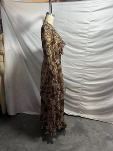 Detail van een bohemian chiffon maxi-jurk met bruin paisleypatroon en een riem met ruches