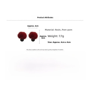 Détail de boucles d'oreilles boules en peluche rouge en résine, 4 cm, texture d'hiver