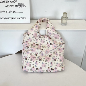 Dettaglio della borsa seersucker con motivo di cane a pois rosa e etichetta sozakka