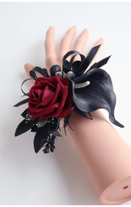 Détail du corsage de poignet gothique avec rose en velours bordeaux et calla lily noire