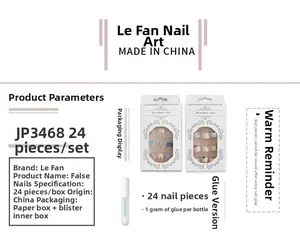 Détail de faux ongles 3D à fleurs tropicales avec touches bleues et colle incluse