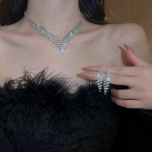 Dettaglio del set collana e orecchini con nappe a goccia d'acqua scintillanti