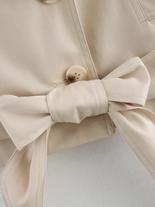 Détail du tissu sergé kaki avec boucle en résine et ceinture nouée en ruban