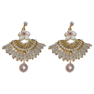 Boucles d'oreilles dorées en éventail avec fleurs blanches, cristaux et perles crème
