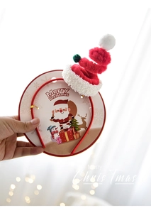 Détail d'un serre-tête chapeau de Noël rouge en peluche avec carte festive