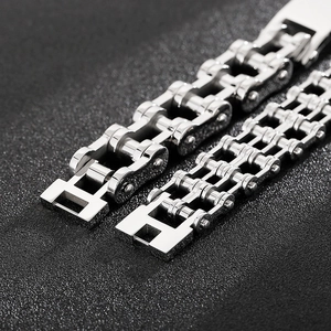 Vue macro d'un bracelet pour homme style chaîne de vélo en acier titane avec fermoir en H