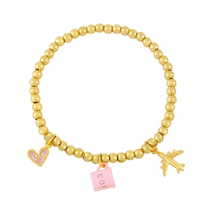 Goldenes Perlenarmband mit rosa Herz, Kaffeetasse und Flugzeuganhängern auf weißem Grund
