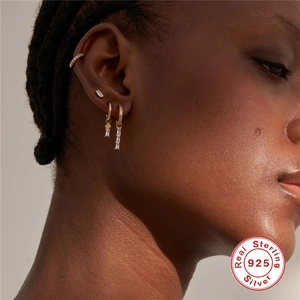 Detail von 925 Sterling Silber Gold Ohrringen mit Zirkonia am Modellohr gezeigt