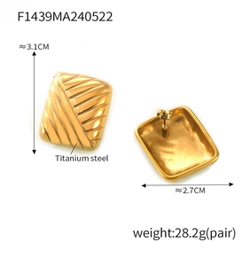 Détails des boucles d'oreilles carrées en acier titane avec texture tressée dorée