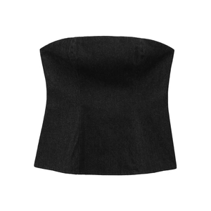 Top a fascia in denim nero in tessuto lavaggio scuro steso su sfondo bianco puro