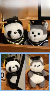 Dettaglio del peluche per la laurea con tocco nero e fascia di congratulazioni