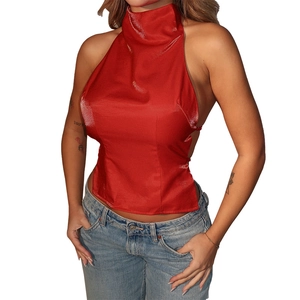 Haut court en satin rouge brillant à licou avec dos nu et col montant élégant