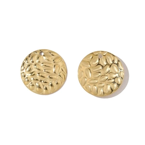 Détail de la texture martelée sur un pendentif rond en acier doré pour bijoux artisanaux