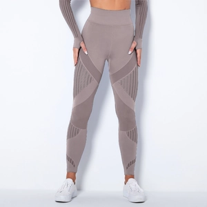 Detail der grau-violetten nahtlosen Yogahose mit hohem Bund und atmungsaktiver Mesh-Textur