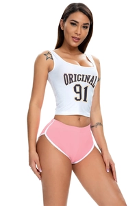 Detail eines weißen Crop-Tops mit 'ORIGINAL 91' Druck und rosa Sportshorts mit weißem Saum