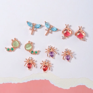 Pendientes de libélula chapados en oro de 18K con gemas de colores y postes de plata 925