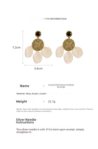 Détail de boucles d'oreilles ethniques avec disques dorés et pétales en acrylique