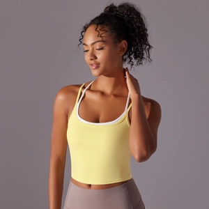 Détail du soutien-gorge de sport jaune effet deux-pièces avec bretelles blanches et stretch