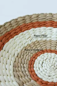 Dettaglio della trama in alghe naturali intrecciate a mano e fibre arancioni decorative