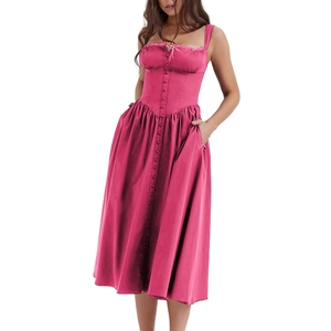 Détail d'une robe mi-longue rose trapèze avec corsage boutonné et poches latérales