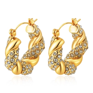 Boucles d'oreilles créoles torsadées dorées avec cristaux de zircone scintillants