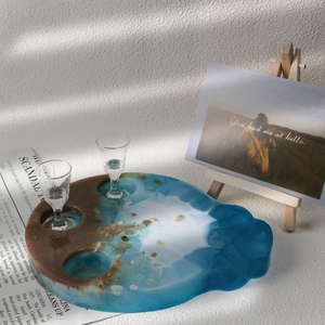 Detailopname van hars dienblad met oceaanthema voorzien van schelpen en zandtextuur