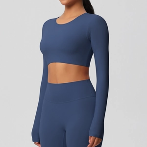 Détail du haut de yoga à manches longues mat et du legging taille haute bleu brumeux