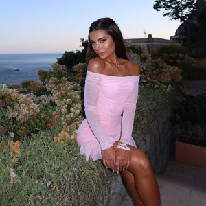 Détail de la robe rose en résille à épaules dénudées avec texture froncée et manches longues