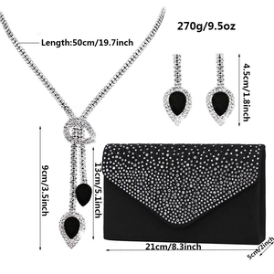 Dettaglio del set di gioielli con strass e borsa da sera in raso con misure indicate