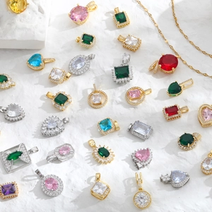 Collier avec pendentif en zircon vintage et pierres précieuses multicolores