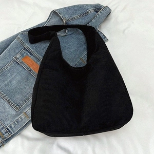 Detailaufnahme der schwarzen Cord-Tasche mit Fokus auf die gerippte Textur und Nähte