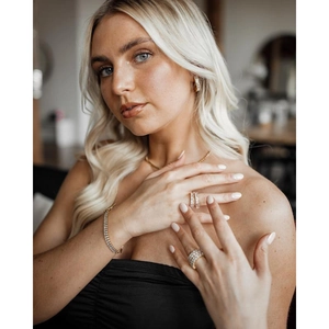 Gros plan sur un ensemble de bijoux en acier inoxydable et diamants avec bague et collier