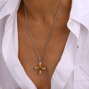 Collier avec pendentif croix bicolore en acier inoxydable et chaîne torsadée argent