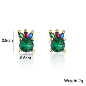 Detaillierte Makroansicht der 0,8 cm vergoldeten Ohrstecker mit Zirkonia-Inlay