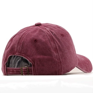 Vue détaillée de la casquette bordeaux délavée montrant la boucle métallique et l'aération
