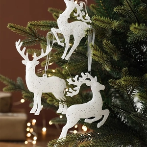 Lot de trois rennes de Noël blancs pailletés suspendus sur un sapin avec lumières chaudes