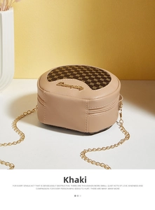 Gros plan sur le petit sac en cuir kaki avec détails matelassés et chaîne dorée